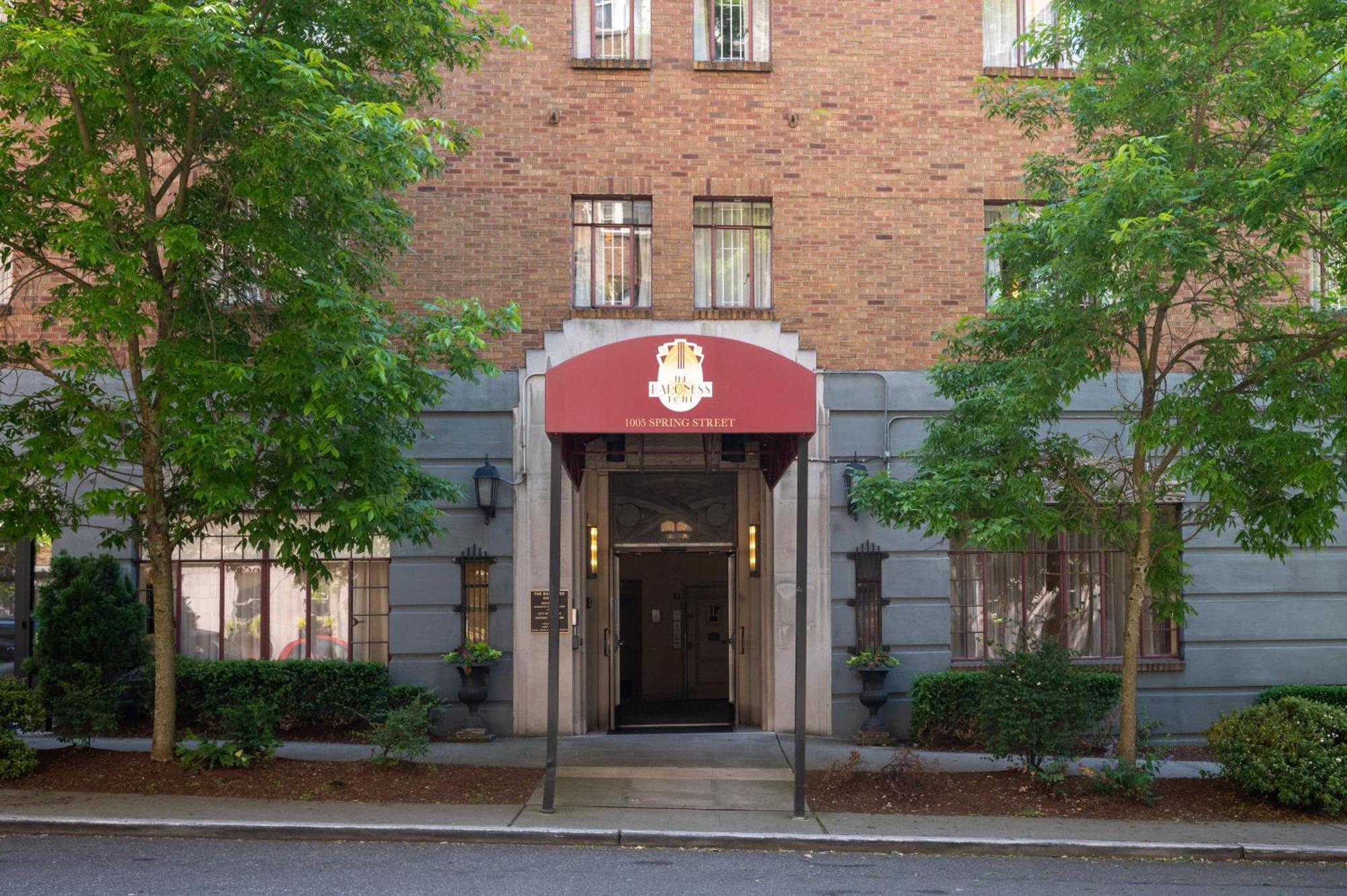 The Baroness Hotel Seattle Exterior photo